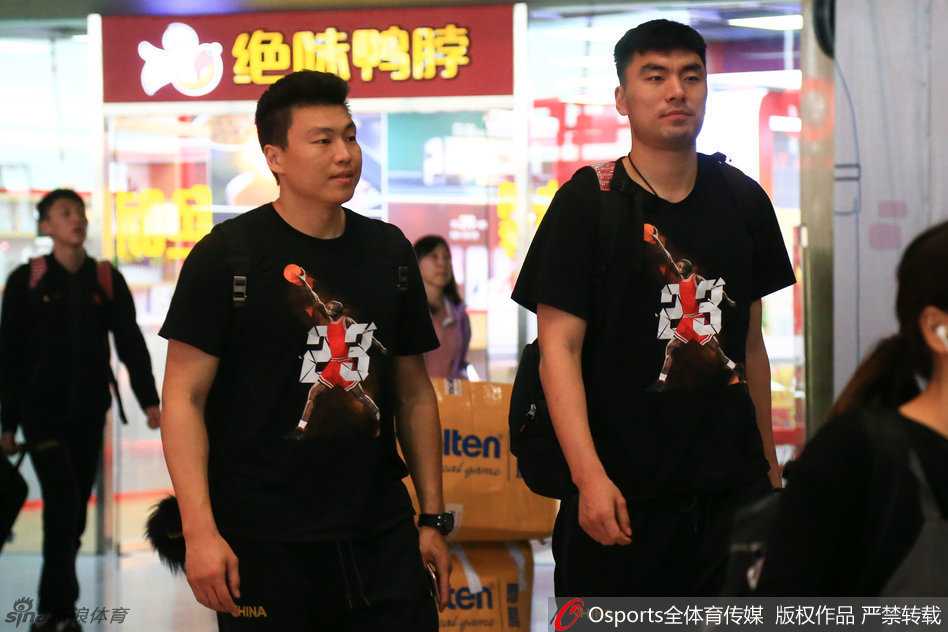 男篮众将齐聚京城初夏 宫家军里约前哨战悄然打响 八一内线新星邹雨宸低头推行李车,神情专注而内敛,伤愈归来的他比以往更多了一份沉稳与坚毅。