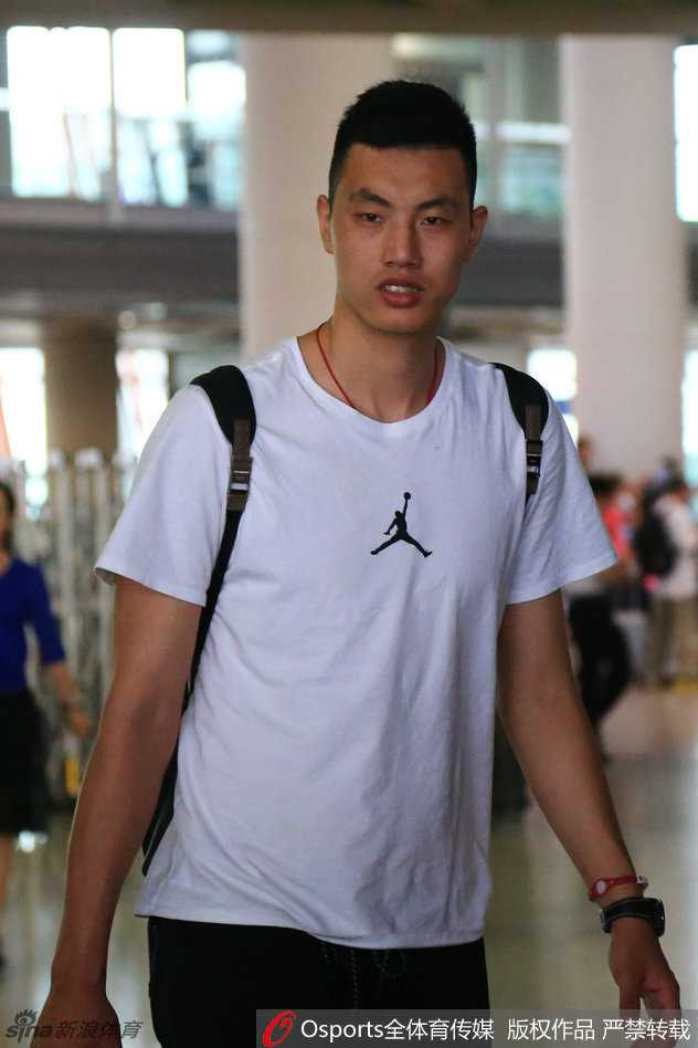 男篮众将齐聚京城初夏 宫家军里约前哨战悄然打响 主帅宫鲁鸣指导抵达机场,戴着标志性的眼镜,神情严肃,他的运筹帷幄将决定这支球队能走多远。