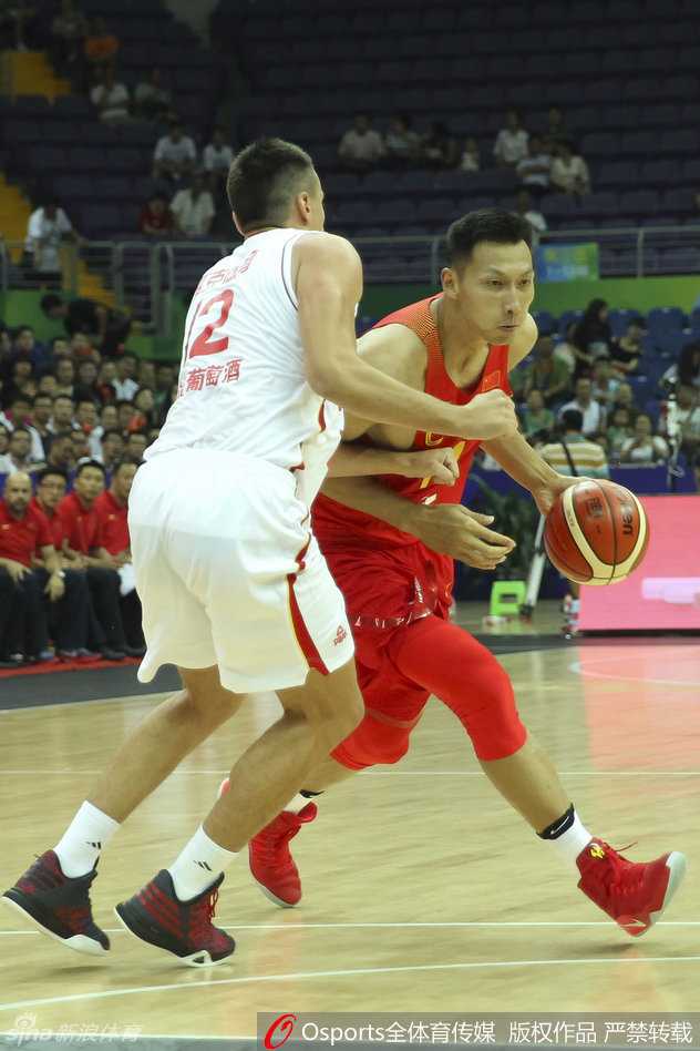 男篮力克黑山展雄风,群星闪耀赛场各显神通 赵继伟冷静观望场上局势,运球组织进攻,颇有大将之风,掌控着比赛的节奏