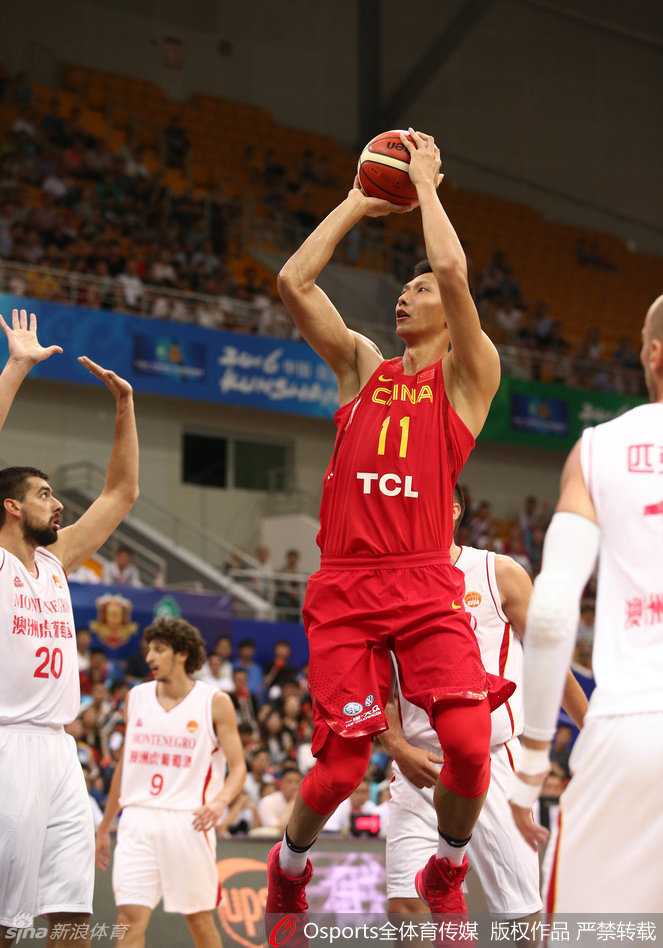 男篮力克黑山展雄风,群星闪耀赛场各显神通 翟晓川外线三分发炮,篮球在空中划出完美弧线,精准命中,为中国队扩大领先优势