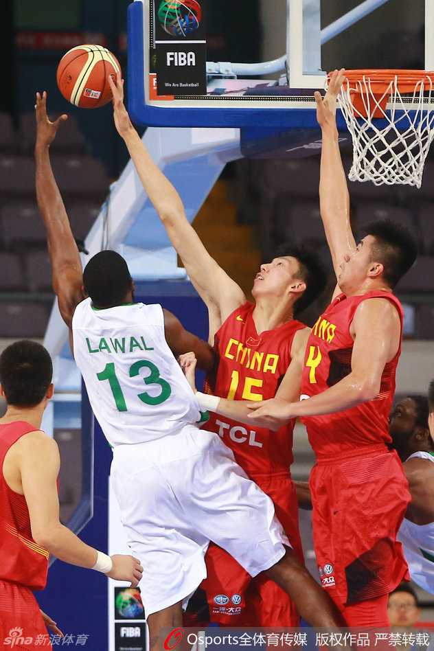 男篮奥运年的铁血记忆:那些拼尽全力的瞬间 易建联高位持球,面对防守者果断起跳,手腕柔和拨出篮球,眼神中透露出必胜的决心。