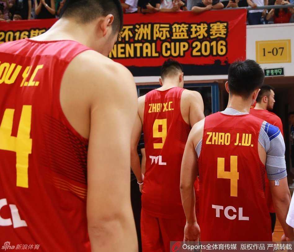 男篮奥运年的铁血记忆:那些拼尽全力的瞬间 比赛失利后,球员们低垂着脑袋,拖着疲惫的身躯走入球员通道,背影写满了不甘与落寞。