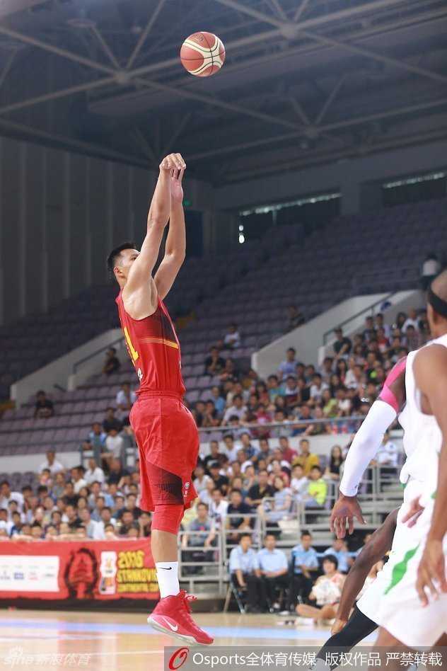 男篮奥运年的铁血记忆:那些拼尽全力的瞬间 郭艾伦面对约什的严密防守,重心压得很低,双手紧紧护住球,随时准备启动突破。