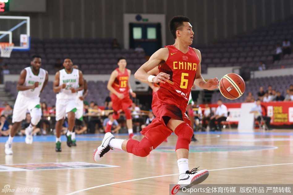 男篮奥运年的铁血记忆:那些拼尽全力的瞬间 赵继伟借助队友掩护,巧妙地将防守者卡在身后,运球切入,寻找最佳的传球或投篮机会。