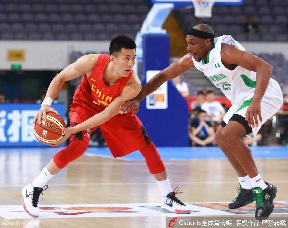 男篮奥运年的铁血记忆:那些拼尽全力的瞬间 郭艾伦发动快攻,如利箭般穿梭在对手防线之间,步伐矫健,一马当先冲向篮筐。