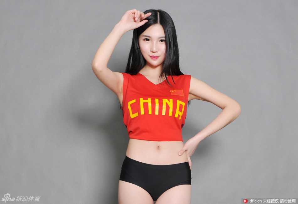男篮宝贝靓丽助阵 期盼中国男篮再创辉煌 青春动感的男篮宝贝手举花球,明媚笑容中饱含对胜利的热切期盼,修长的身姿在赛场灯光下格外耀眼。