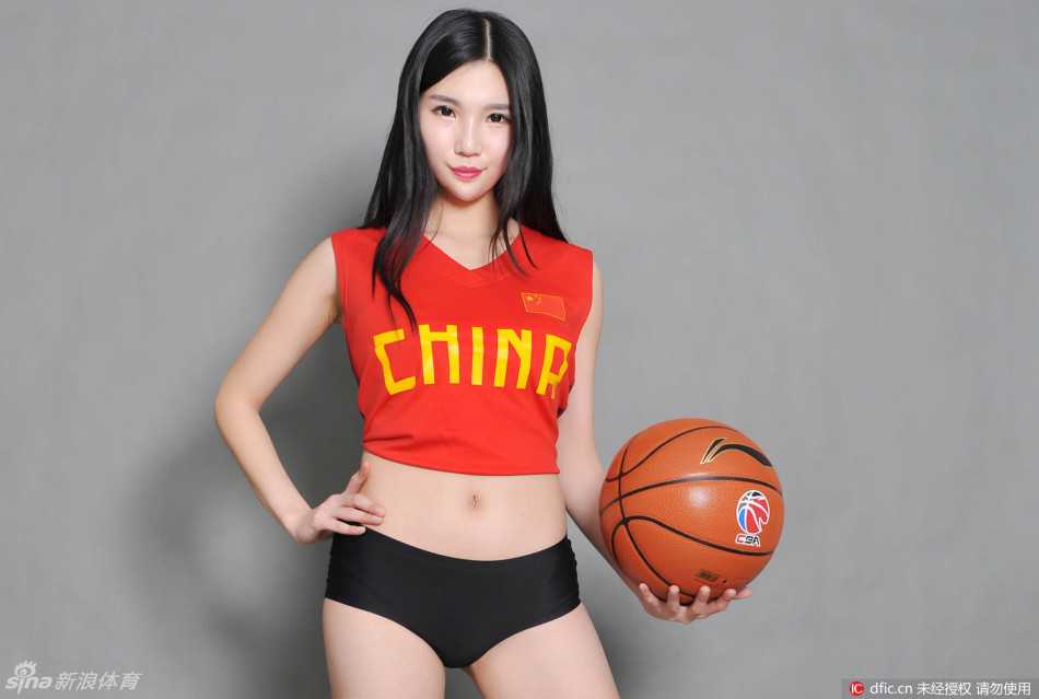 男篮宝贝靓丽助阵 期盼中国男篮再创辉煌 夜幕下的赛场灯火通明,男篮宝贝们集体亮相,整齐的步伐和修长的身影,在夜色与灯光的交织下,定格成一幅充满活力的画面。