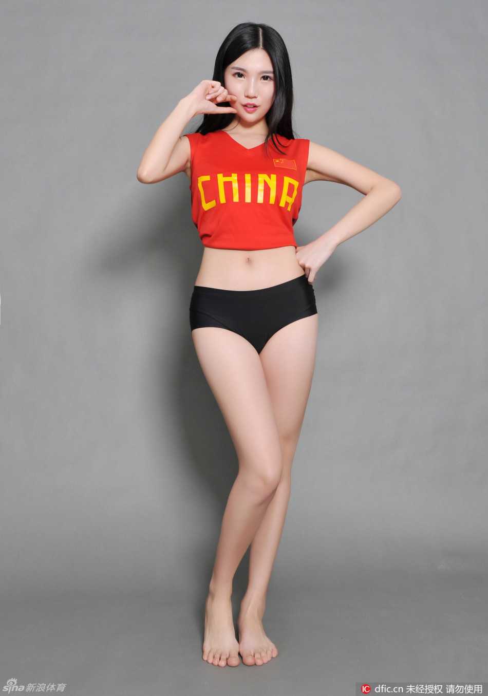 男篮宝贝靓丽助阵 期盼中国男篮再创辉煌 男篮宝贝面对镜头露出纯净甜美的微笑,眼神清澈明亮,在赛场宏大的背景下,展现出一种青春无畏的纯真之美。