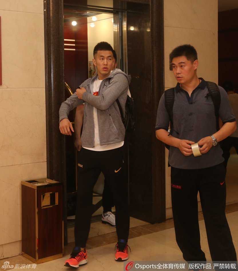 李根独自推着满载的行李车走出酒店，壮硕的身影透露出集训后的充实与力量。