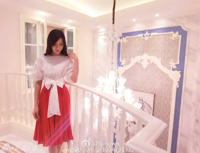 男篮少侠的昔日恋人:空姐王俪婷的温柔旧时光 王俪婷在温馨室内单手托腮,眼神若有所思,展现出少女般的娇俏与可爱