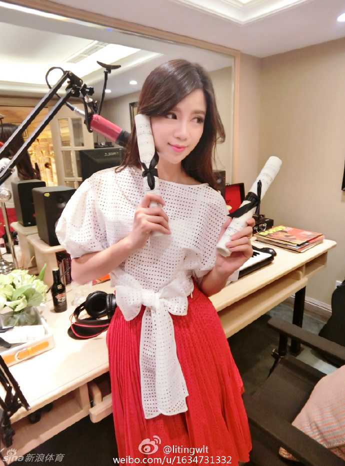 男篮少侠的昔日恋人:空姐王俪婷的温柔旧时光 王俪婷身穿简约白色上衣,在光影交错中凝视远方,恬静优雅的气质令人过目难忘