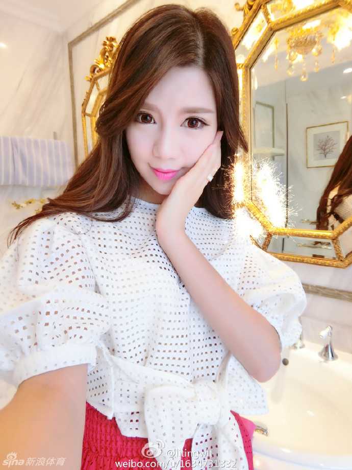 男篮少侠的昔日恋人:空姐王俪婷的温柔旧时光 王俪婷眉眼如画,身穿条纹衫对着镜头露出恬静微笑,宛如邻家姐姐般温柔动人