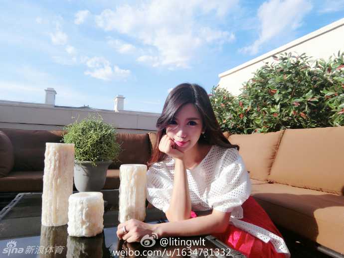 男篮少侠的昔日恋人:空姐王俪婷的温柔旧时光 回眸一笑百媚生,王俪婷在街头随拍中展露灿烂笑容,洋溢着青春活力的气息