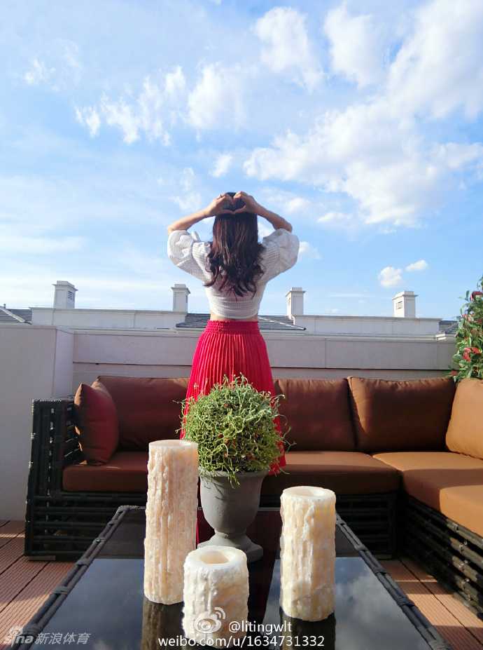 男篮少侠的昔日恋人:空姐王俪婷的温柔旧时光 王俪婷身着时尚深色上衣,在柔和光线下展现精致的侧颜,透露出成熟女性的知性美