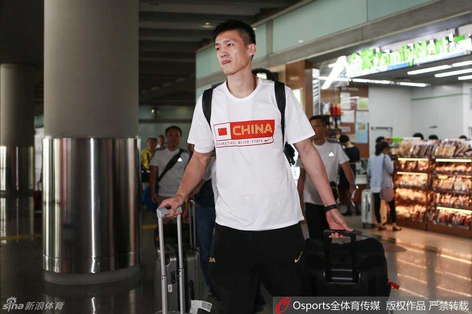 男篮少年行:二零一六盛夏的北仑记忆 年轻的小将赵岩昊在人群中显得有些腼腆,眼神清澈,对周围的一切充满好奇。身后邹雨宸和李根正推着行李交谈,一代又一代的传承在这个机场的午后无声地进行着。