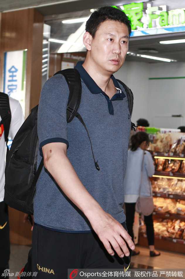 男篮少年行:二零一六盛夏的北仑记忆 可兰白克、王哲林和李慕豪三位高塔般的球员走在机场通道,王哲林神情轻松地打着电话,李慕豪则认真地倾听,他们身后的玻璃幕墙映出高大的身影,画面充满青春的力量感。