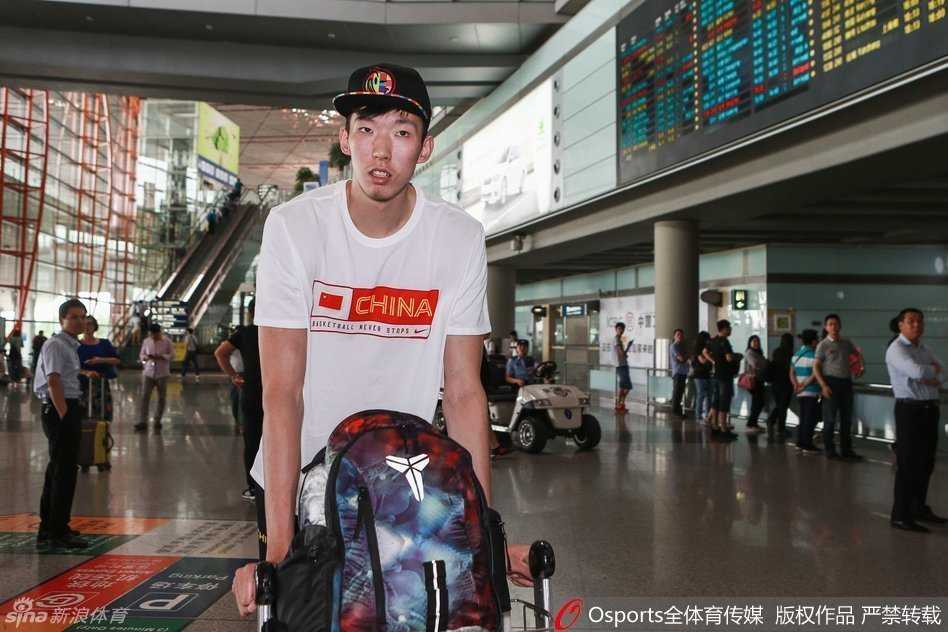 男篮少年行:二零一六盛夏的北仑记忆 丁彦雨航与翟晓川这对好友并肩而行,两人似乎正在低声耳语着什么趣事,脸上洋溢着只有好朋友之间才有的会心笑容,那份纯粹的友谊在集训的紧张氛围中显得格外珍贵。