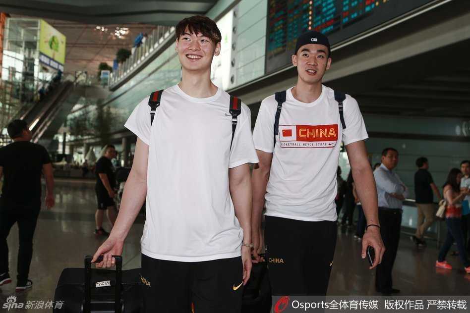 男篮少年行:二零一六盛夏的北仑记忆 队长周鹏独自推着行李,神情专注而坚毅,深色的运动外套让他显得更加沉稳,仿佛在沉思着即将到来的欧洲拉练与里约奥运会的严峻挑战。