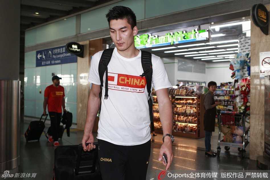 男篮少年行:二零一六盛夏的北仑记忆 郭艾伦毫无偶像包袱地蹲在地上刷手机,神情专注得像个孩子,身后的赵大鹏正在接听电话,画面充满了生活气息,展现了球星们赛场外的真实一面。