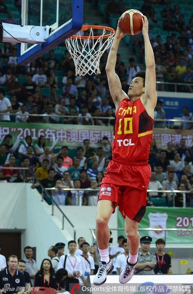 男篮悍将周鹏率队激战澳洲,邹雨宸倒地拼抢显血性 队长周鹏宛如一道闪电撕裂澳洲防线,腾空而起双手重扣,霸气十足的气势点燃了全场激情。