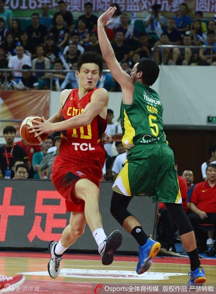 男篮悍将周鹏率队激战澳洲,邹雨宸倒地拼抢显血性 邹雨宸在人群中高高跃起单手持球,他坚毅的眼神直视前方,仿佛在向里约奥运会的入场券发起冲击。