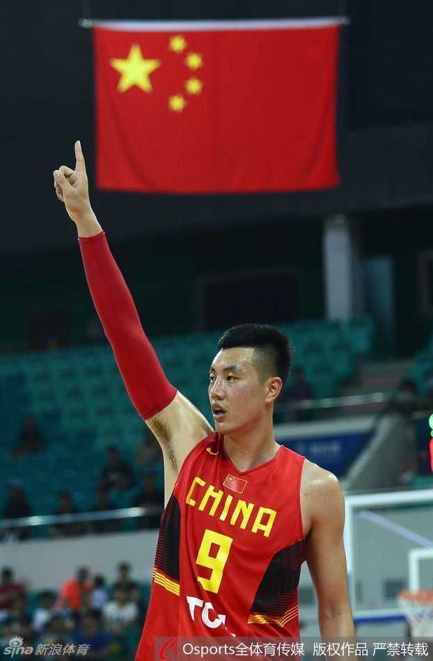 男篮悍将周鹏率队激战澳洲,邹雨宸倒地拼抢显血性 李慕豪如擎天柱一般直插对手腹地,接球后顺势完成雷霆万钧的双手灌篮,展示了中国内线的绝对高度。