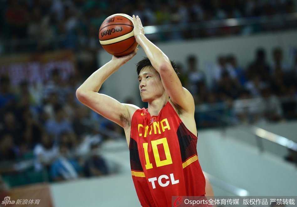 男篮悍将周鹏率队激战澳洲,邹雨宸倒地拼抢显血性 在激烈的卡位战中,邹雨宸与睢冉紧密协作,拼命抵挡住对手的冲击,每一寸地板都成为必争之地。