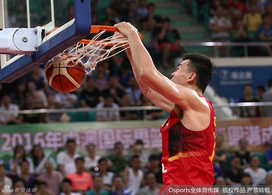 男篮悍将周鹏率队激战澳洲,邹雨宸倒地拼抢显血性 翟晓川与李根在边线沉着应对防守,两人互为犄角之势,试图撕开对手构建的钢铁防线。