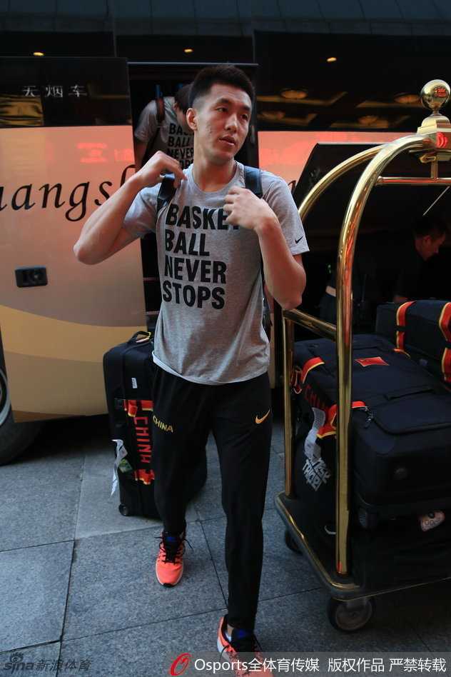 中国男篮大部队乘坐大巴抵达北仑基地，球员们手提行囊鱼贯而出，脸上带着些许旅途疲惫但眼神中充满对新一期集训的期待。