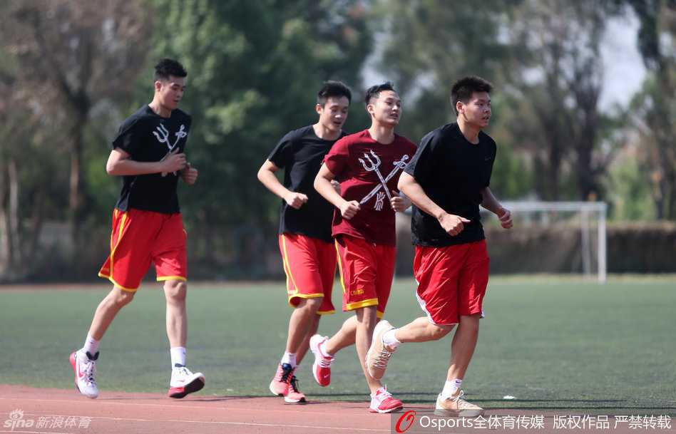 常林正在认真地进行热身牵拉，每一块肌肉都在为即将到来的高强度力量训练做着准备，神情专注而坚定。