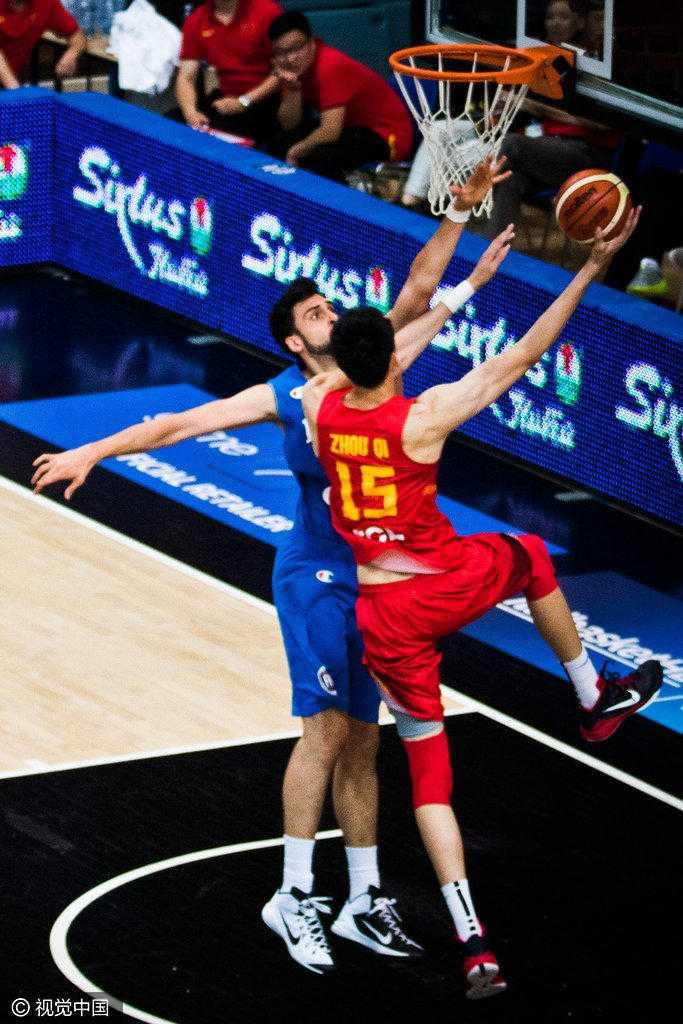 男篮欧洲拉练惨负意大利 残阵首节迷失暴露最大隐患 赛后,中国男篮队员难掩失落之情,这场29分的惨败让他们看清了与世界强队的差距,也为奥运备战之路敲响了警钟。