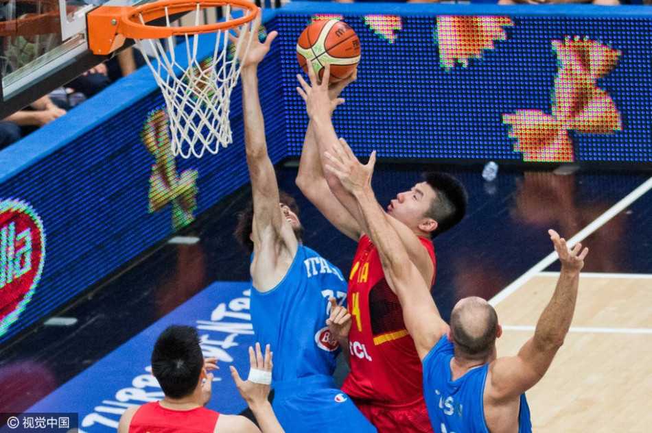 男篮欧洲拉练惨负意大利 残阵首节迷失暴露最大隐患 队长周鹏在比赛中展现出了应有的强硬,他持球突破意大利防线上篮,全场贡献10分,是球队锋线上为数不多的稳定火力点。