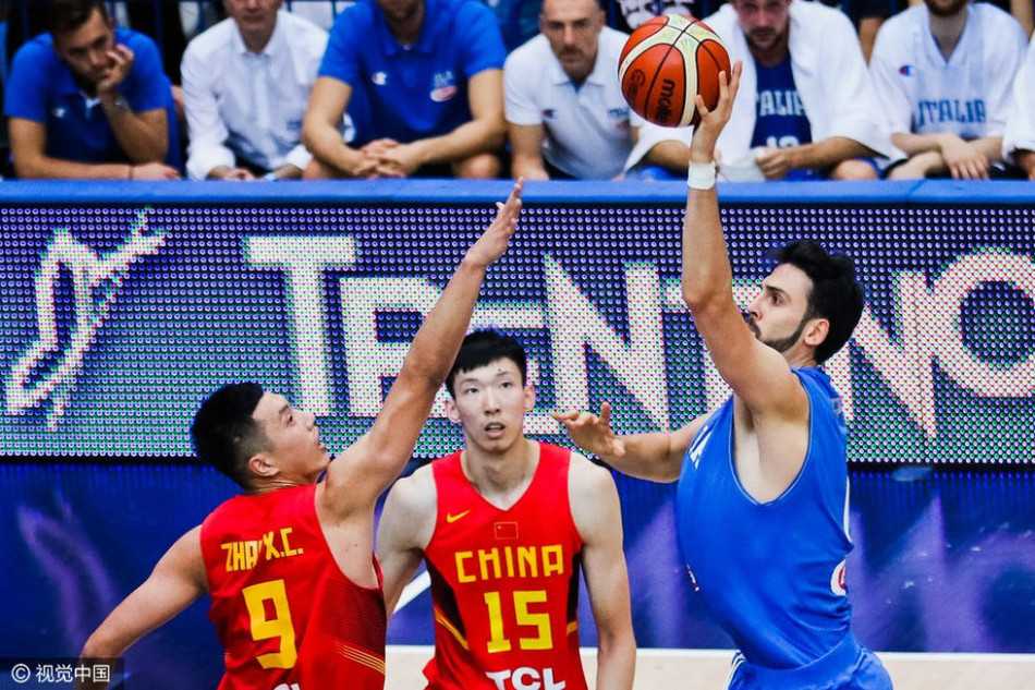 男篮欧洲拉练惨负意大利 残阵首节迷失暴露最大隐患 周琦在比赛中试图封盖意大利球员的投篮,尽管他送出过精彩封盖,但面对强硬对抗,全场仅得6分的他显得有些挣扎。