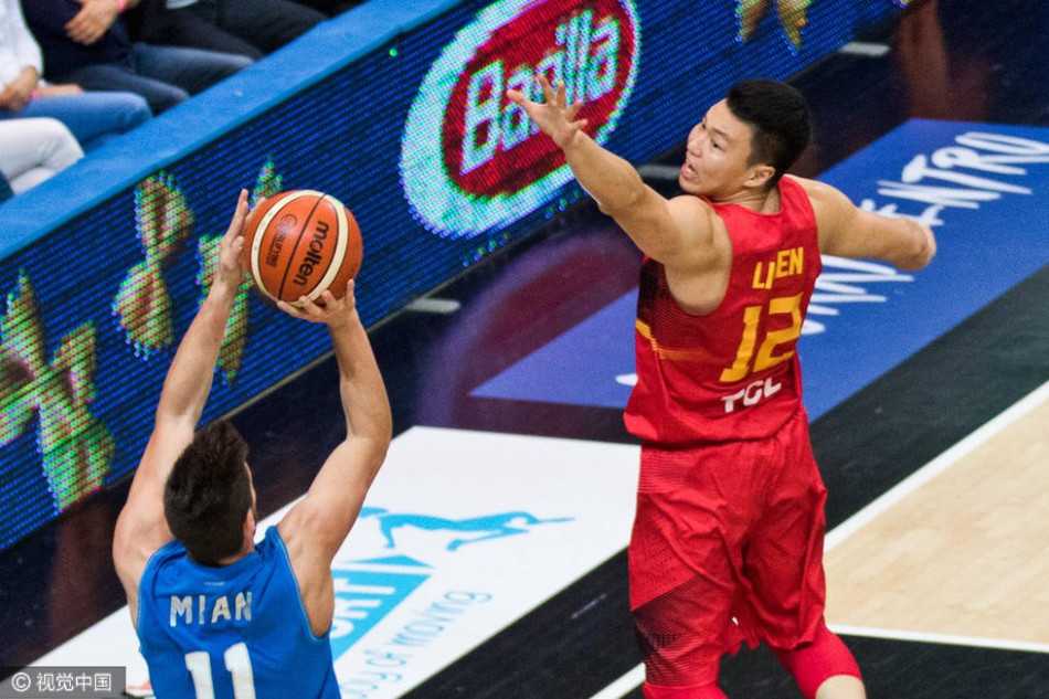 男篮欧洲拉练惨负意大利 残阵首节迷失暴露最大隐患 翟晓川在拼抢中展现出拼命三郎的本色,此役他贡献了11分,其积极的跑动和空切一度为中国队在第二节掀起追分高潮。