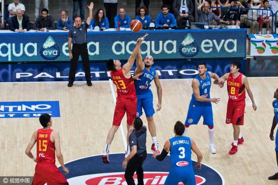 男篮欧洲拉练惨负意大利 残阵首节迷失暴露最大隐患 王哲林在意大利中锋的贴身紧防下强行出手,他此役独得15分,是残阵中国男篮内线最可靠的进攻支柱。