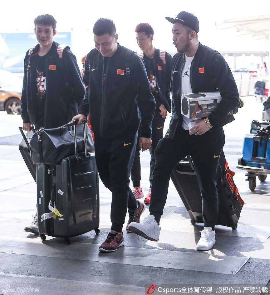 男篮海埂集训前夜 众将围睹科比传奇谢幕 画面中可兰白克、李根与常林等人并肩而立,李根与常林似乎在热烈讨论着比赛中的精彩瞬间,神情投入而愉悦。