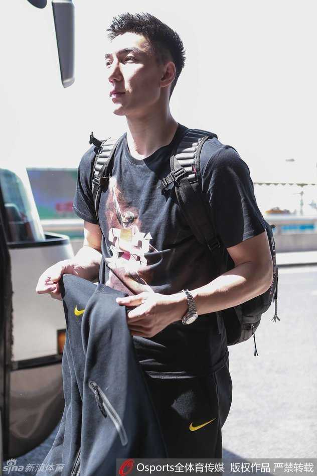 男篮海埂集训前夜 众将围睹科比传奇谢幕 丁彦雨航凝视屏幕露出纯粹笑容,身旁睢冉神情专注,身后王汝恒等人亦全神贯注,青春的喜悦与对传奇的敬意溢于言表。