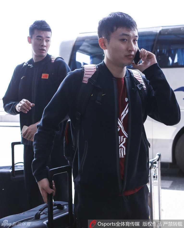 男篮海埂集训前夜 众将围睹科比传奇谢幕 年轻一代的方硕与赵岩昊表情轻松,他们从科比手中接过火炬,未来也将在中国男篮的舞台上书写属于自己的篇章。