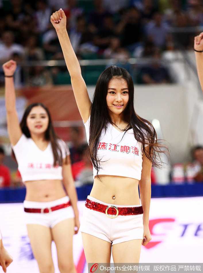 男篮热身赛上的热血与娇点:记中澳对抗与篮球宝贝的激情碰撞 镜头捕捉到一位正在热舞的篮球宝贝的特写,她全情投入,眼神中闪烁着对舞蹈的热爱,精致的妆容与动感瞬间展现出职业啦啦队员的专业素养