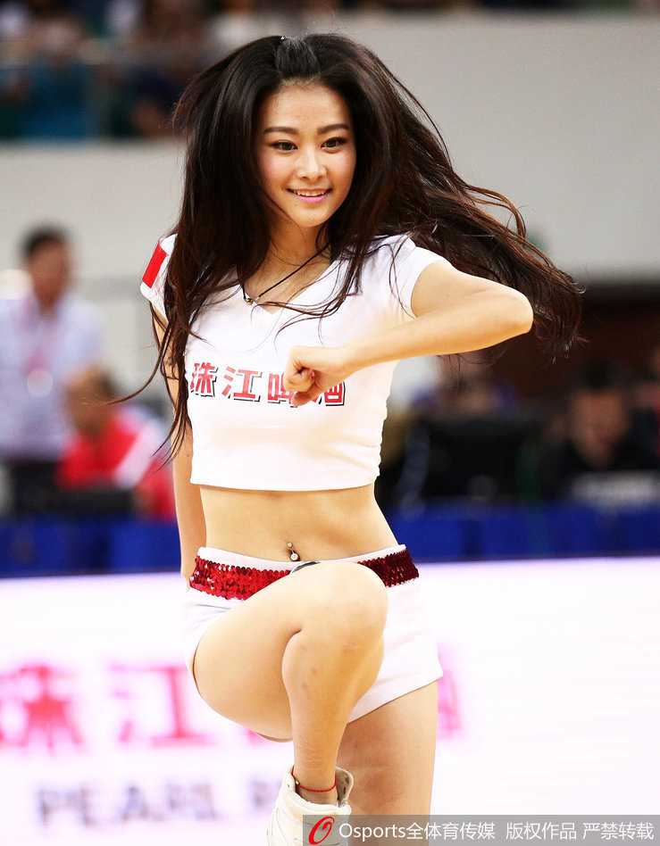 男篮热身赛上的热血与娇点:记中澳对抗与篮球宝贝的激情碰撞 在五彩斑斓的灯光映照下,篮球宝贝们排成一列展示欢快的舞步,动感的画面仿佛让人听到了现场震耳欲聋的音乐声和欢呼声,气氛热烈非凡