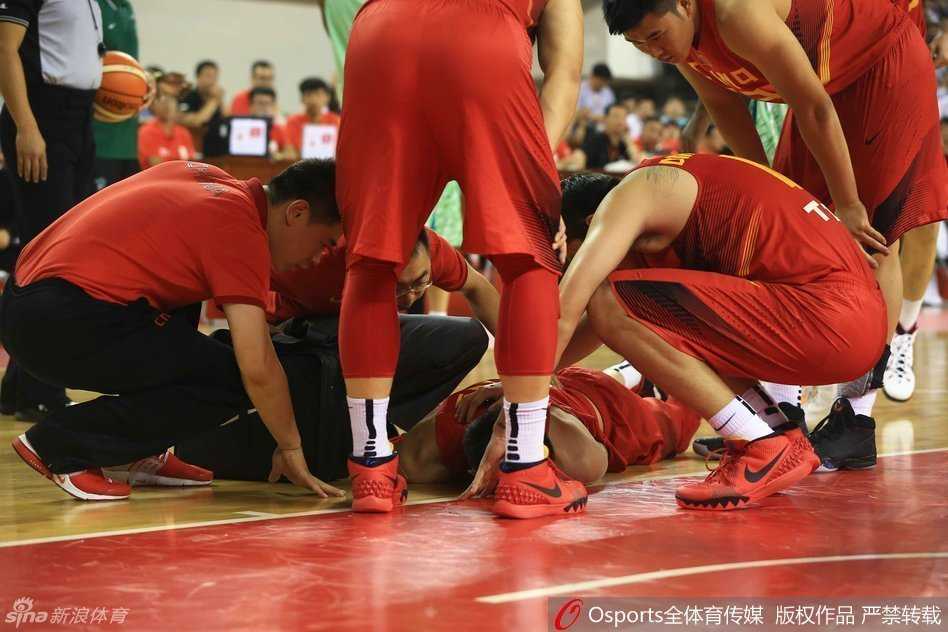 男篮热身赛惊魂一刻:周琦意外受伤痛苦倒地,队友揪心队医紧急治疗 队医半蹲着为周琦进行最后的冰敷处理,周琦的表情依然有些凝重,但相比刚受伤时已经舒缓了许多,他望向球场的方向,内心或许还在牵挂比赛的胜负。