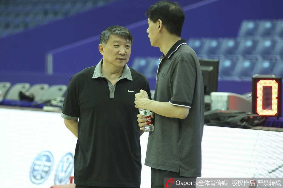 男篮蓝下:回望2016年盛夏,那一代人的热血与坚持 王哲林在教练单独指导下进行力量训练,神情专注,每一个细节都是为了尽快摆脱膝伤困扰,重返巅峰状态。