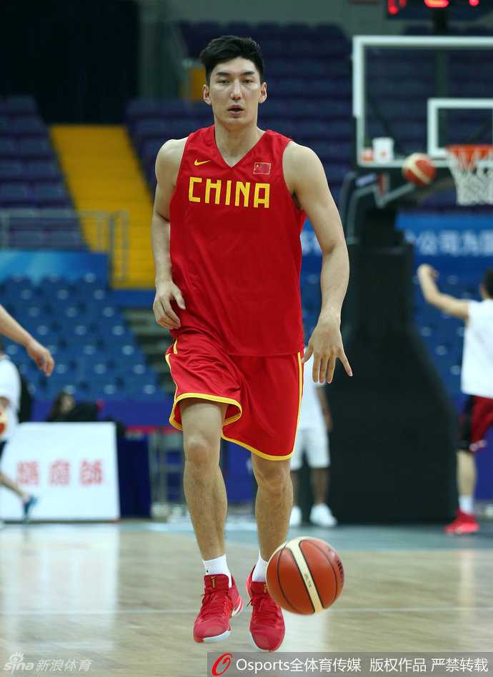 男篮蓝下:回望2016年盛夏,那一代人的热血与坚持 翟晓川持球单挑赵继伟,两人攻防转换极快,眼神里都是对胜利的渴望,青春的汗水在对抗中肆意挥洒。