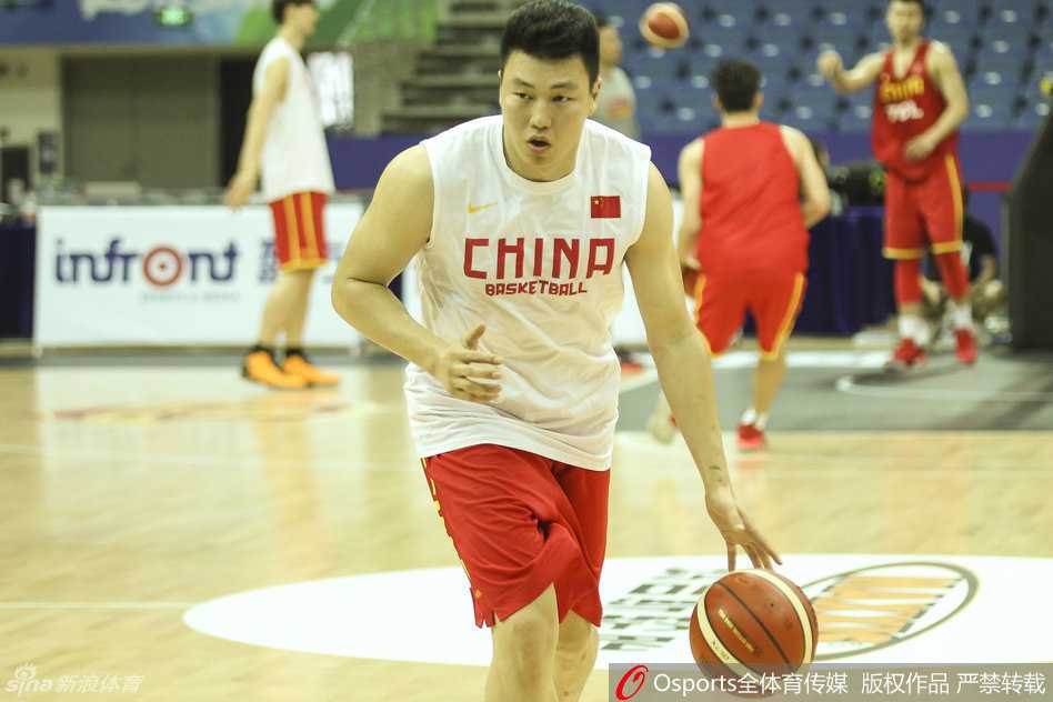 男篮蓝下:回望2016年盛夏,那一代人的热血与坚持 赵继伟在防守中做出一个俏皮又认真的动作,眼神灵动,让人忍俊不禁,堪称训练场上的气氛调节剂。