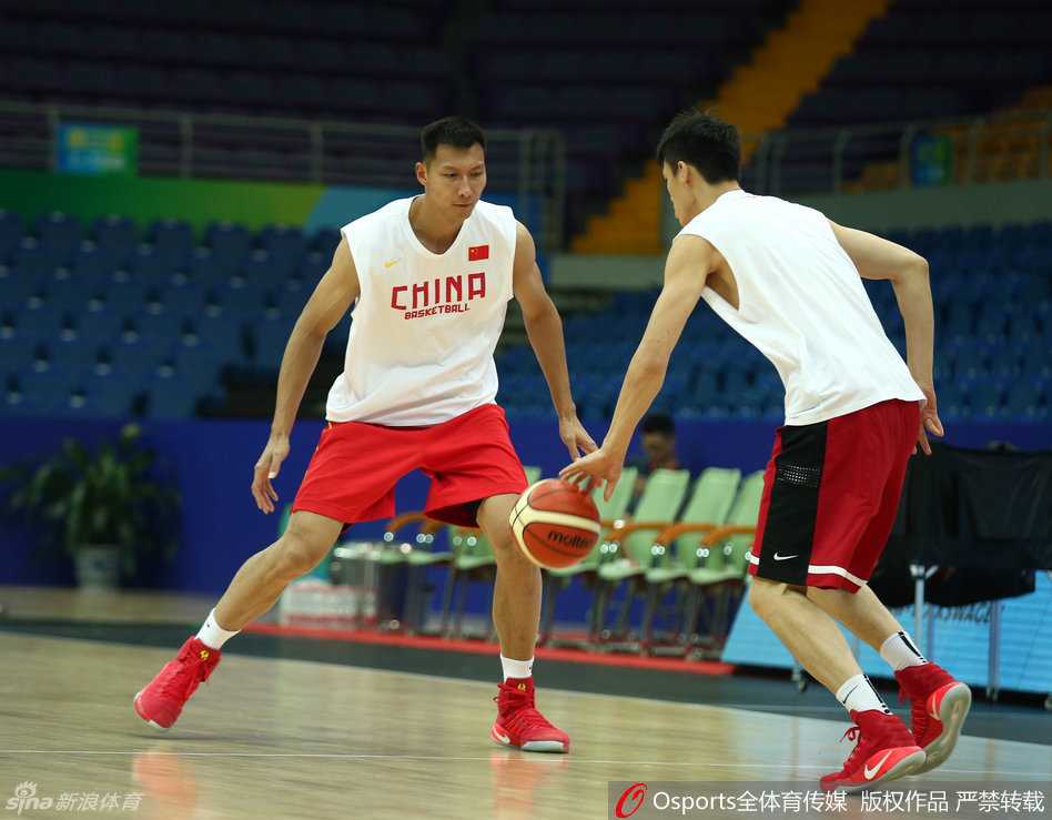 男篮蓝下:回望2016年盛夏,那一代人的热血与坚持 内线对决中,易建联面对周鹏的贴身防守,从容转身后勾手投篮,动作一气呵成,眼神里满是核心的笃定。