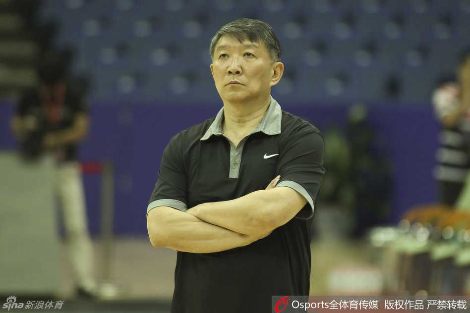 男篮蓝下:回望2016年盛夏,那一代人的热血与坚持 李根面容刚毅,运球向前场推进,强壮的身体像一辆小型坦克,为球队的快速反击提供了坚实动力。