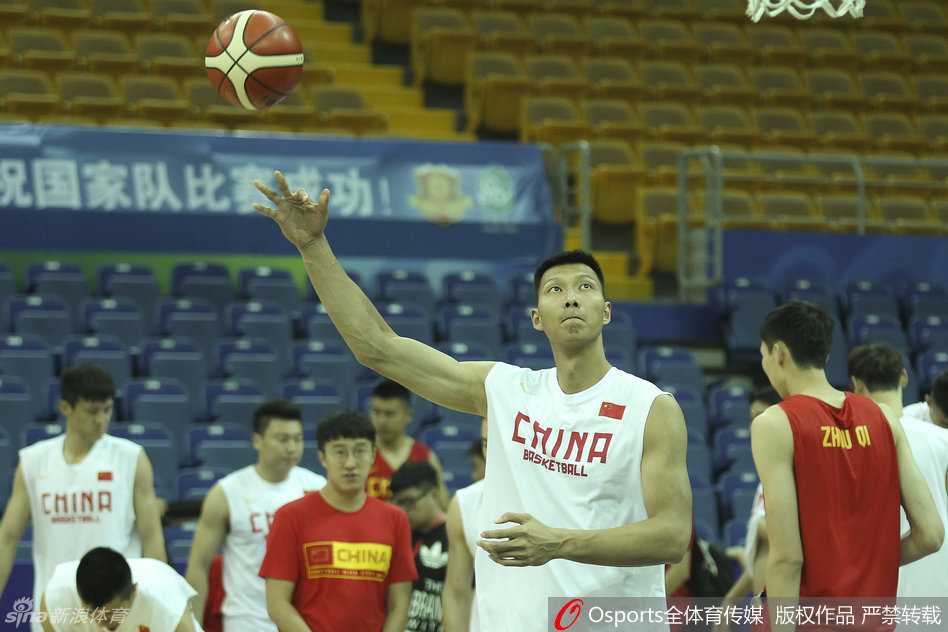 男篮蓝下:回望2016年盛夏,那一代人的热血与坚持 宫鲁鸣指导与信兰成在场边并肩而坐,两人神情专注地观看比赛,沉默中透露出关于球队未来的无尽沟通与考量。