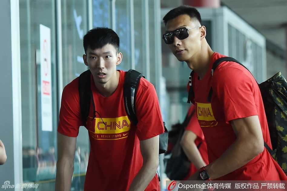 男篮蓝衣战袍集结号响 备战奥运阵中笑声扬 王哲林心情不错地在场边拉伸放松,减重后的他身形更加轻盈,面对即将到来的名单确定时刻,他眼神中充满期待。