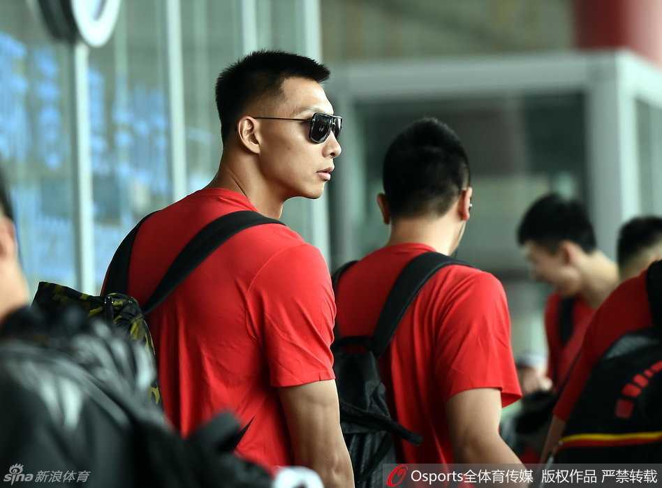 男篮蓝衣战袍集结号响 备战奥运阵中笑声扬 男篮核心易建联戴着时尚墨镜现身训练场,一身休闲装扮难掩领袖气质,神情酷劲十足,仿佛在说:一切尽在掌握。