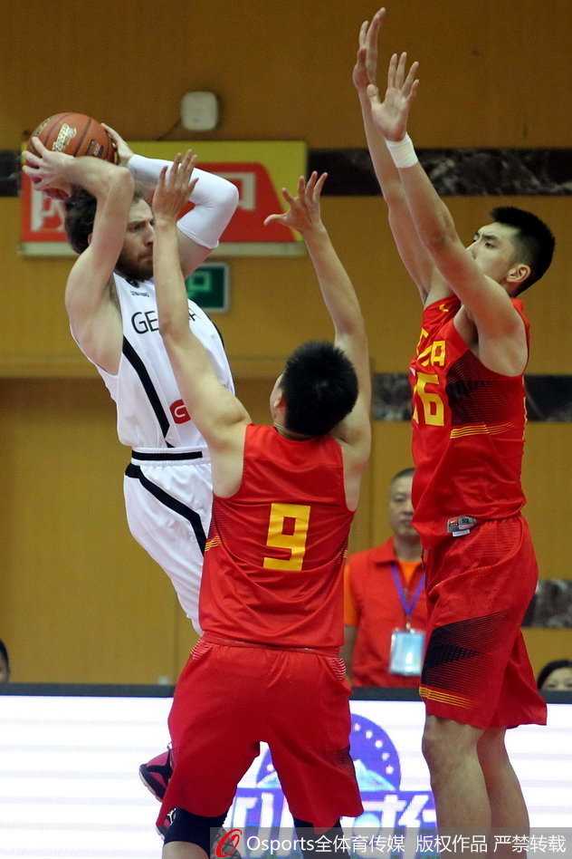 格鲁吉亚球员对中国队持球人形成严密的双人包夹防守